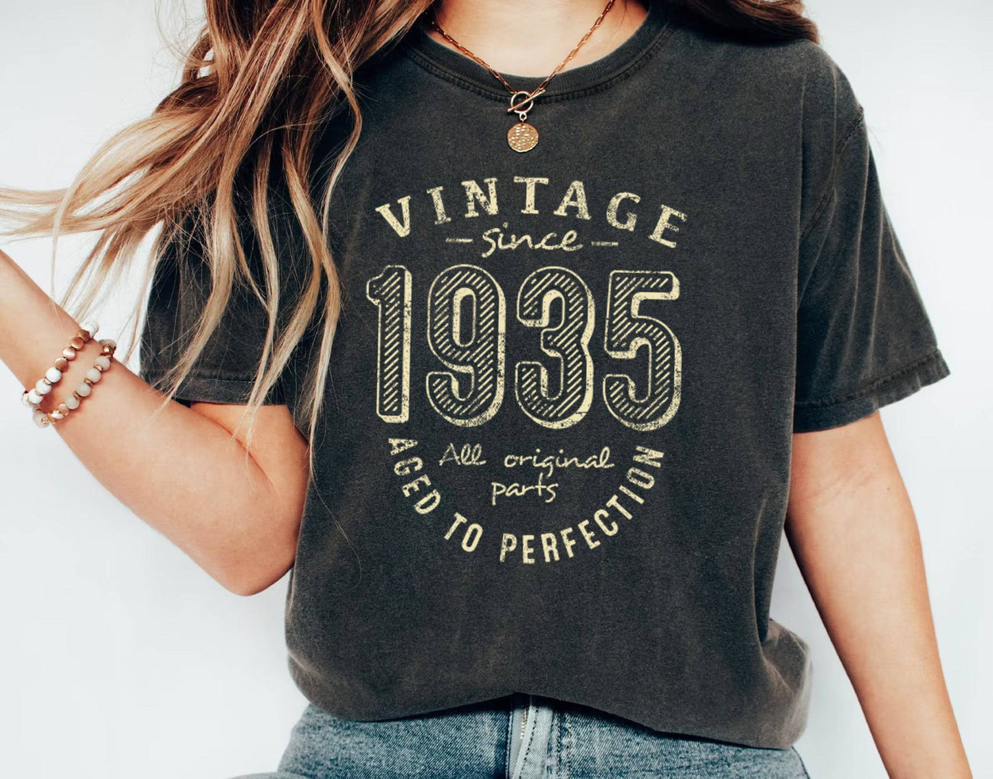 Vintage 1935 Birthday Shirt - Unique 90 Years Old Gift Sweatshirt for Men & Women